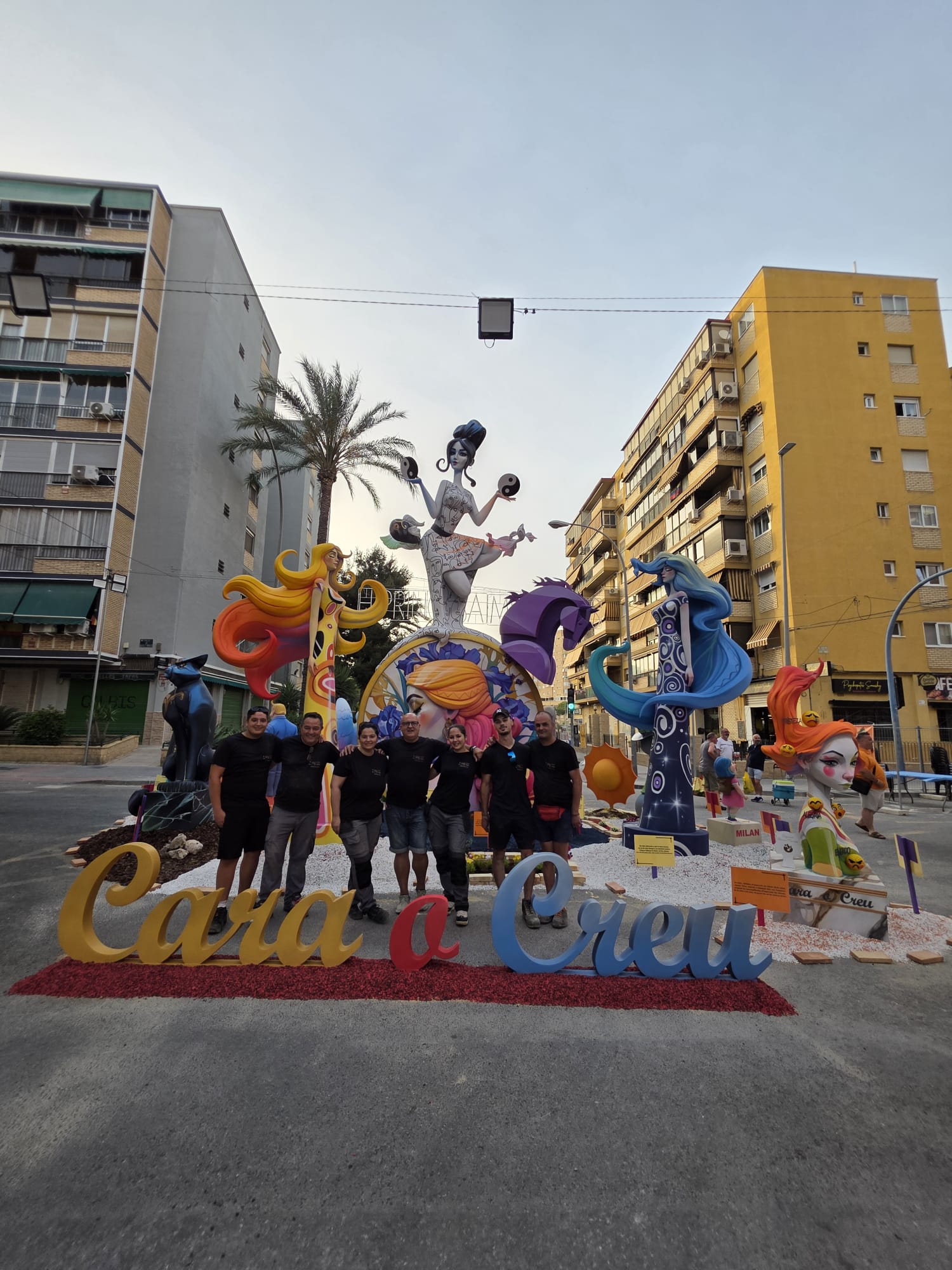 El equipo de BMDP | Navarro Decoració posa junto a la Hoguera Grande Princesa Mercedes 2026 tras finalizar el proyecto de decoración, fruto del trabajo en equipo, la planificación y el cuidado por cada detalle.